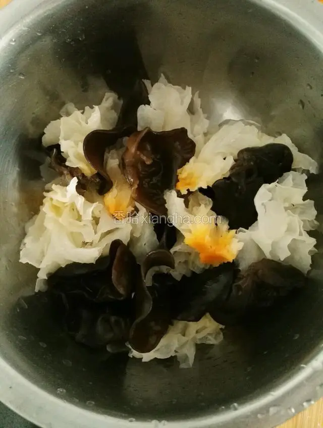 水开后捞出过凉水，控干水份放入盆里