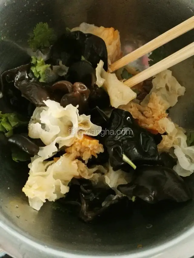 倒入盐，鸡精，糖，醋，生抽，香油拌匀即可