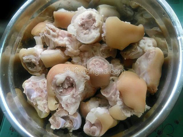 斬件大小隨意 焯水後豬腳用泠水沖洗幾遍 除去油脂血污 為了使豬腳皮更爽口我用冷水浸泡了4小時（趕時間1-2小時也可以）