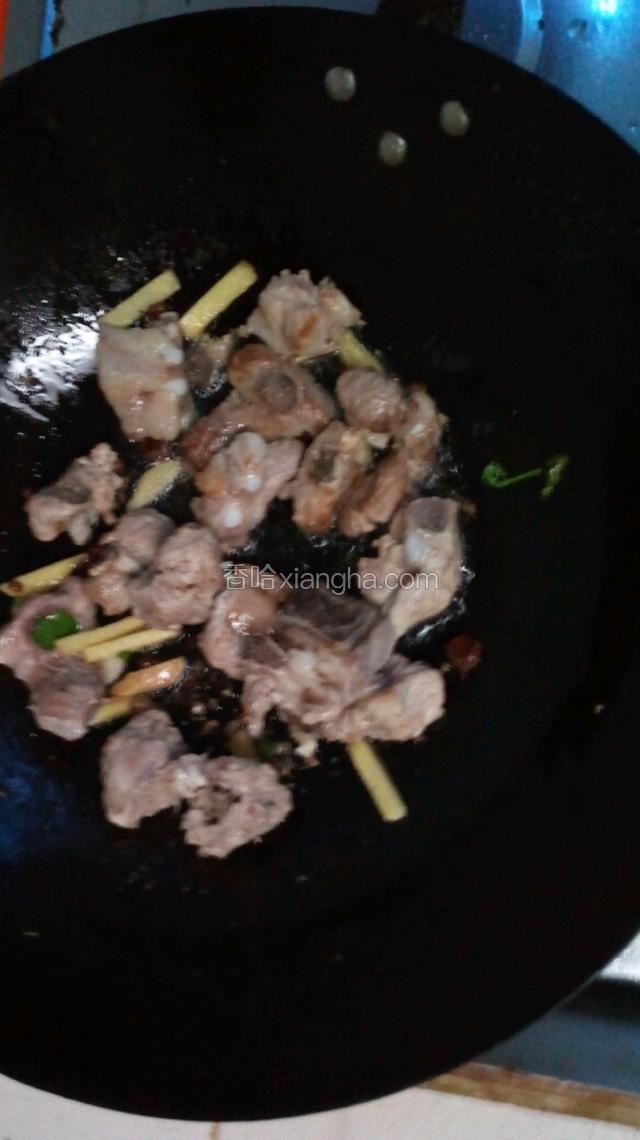 炒到好后放入姜，大料，花椒，煸出香味