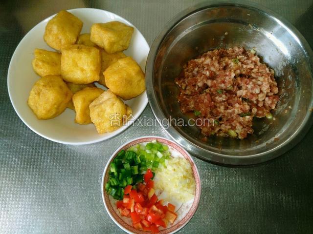 备齐其他食材，葱，青红椒，蒜都切粒备用。