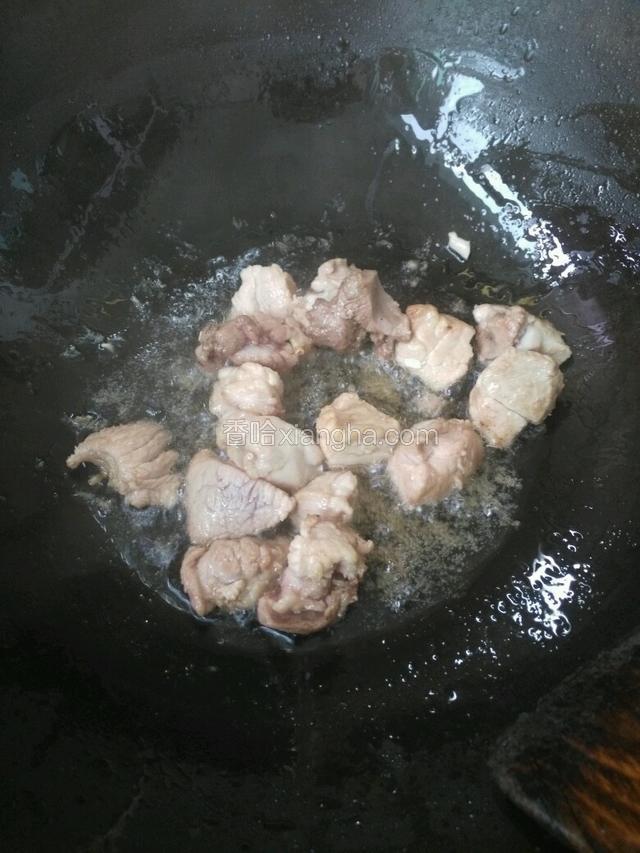 锅内热油放入腿肉爆炒至变色