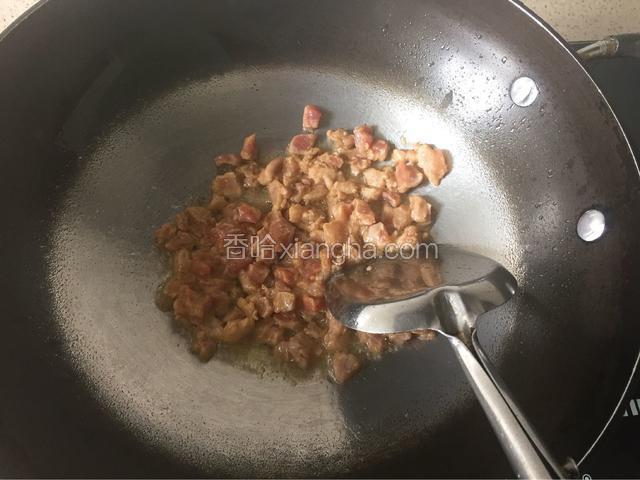 锅里倒入适量油，烧至七成热，下肉丁炒散。