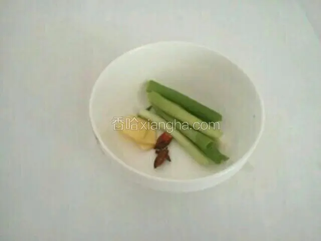 将葱姜蒜八角备好。