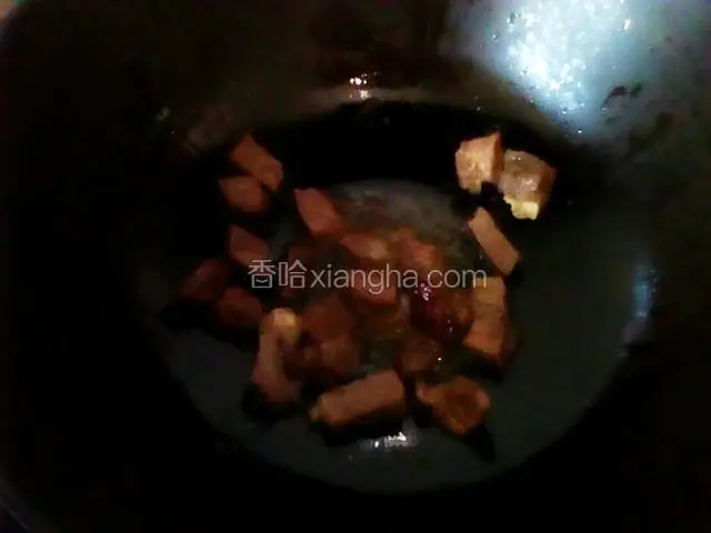 将牛肉块倒入炒匀。