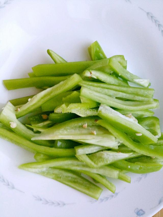 尖椒切丝，小红椒切段。