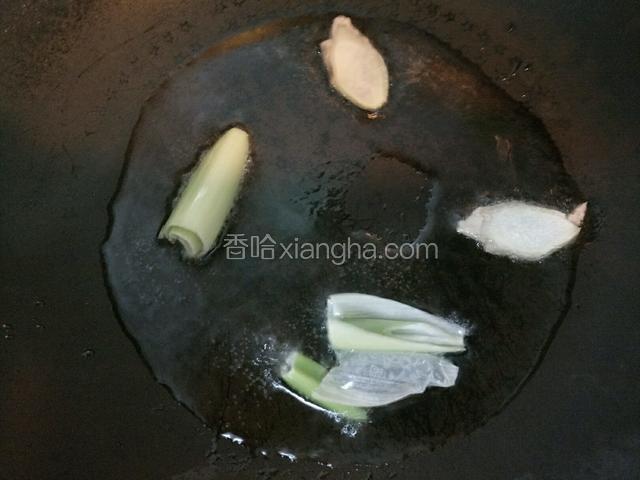 锅中烧油爆香葱姜
