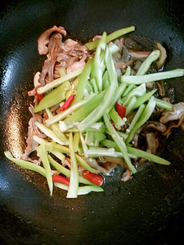 加入尖椒丝，小红椒翻炒，加海鲜酱油，花椒粉翻炒均匀（因为猪肚本身有调味，有一定咸度，所以只加海鲜酱油，没加盐，有口重的可适当加盐）