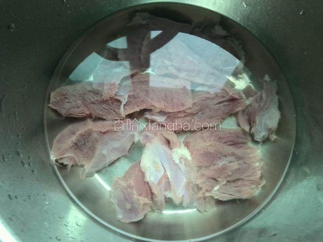 鸭肉用冷水浸泡二十分钟去血水