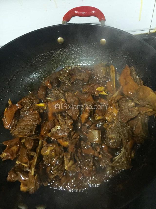 烧开后转小火炖煮至肉酥烂，汤汁浓稠