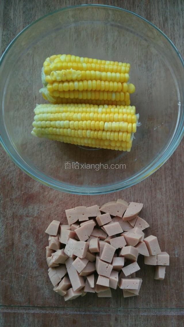 玉米放入蒸锅内蒸熟，火腿肠切小丁。