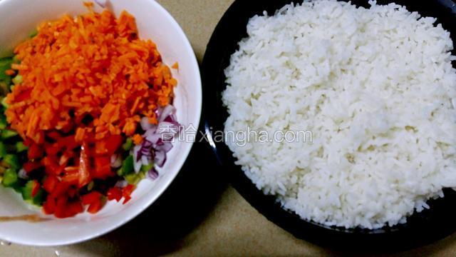 备好所需食材，配料均切丁备用