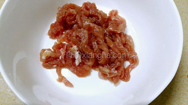 瘦肉切丝备用