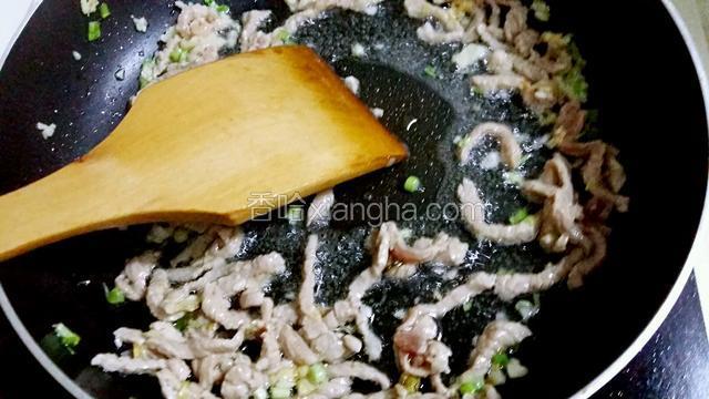 平底锅烧热放油把葱姜蒜煸香，放入肉丝炒至断生