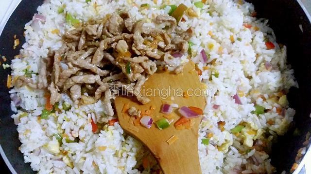 加入适量盐与肉丝再炒