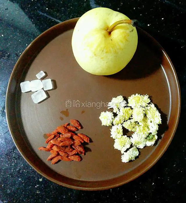 把雪梨等食材备好。