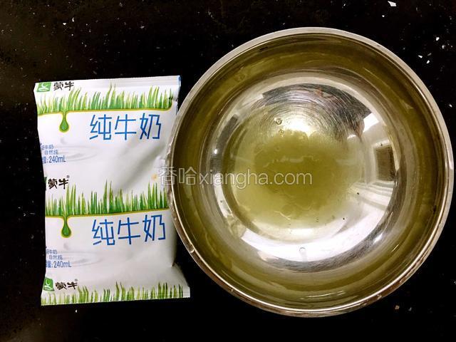 食材准备。蛋清中放入砂糖备用。