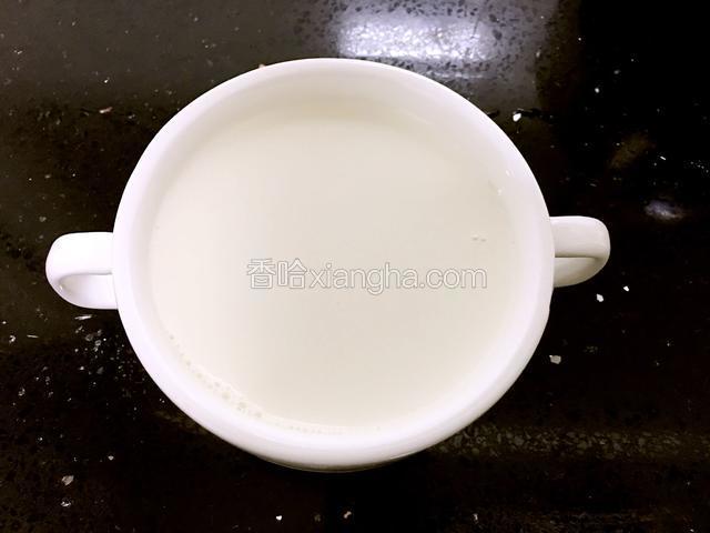 牛奶轻轻的倒入碗中，尽量不要起泡沫。