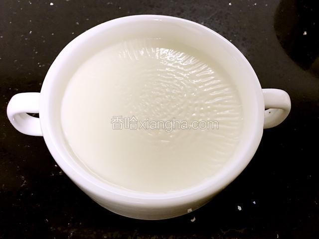 牛奶表面上已形成薄薄的奶皮。