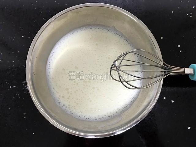 把牛奶和蛋清充分搅拌均匀。