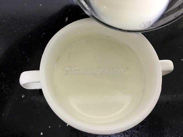 缓慢的把牛奶液顺着在有破口的奶皮边上倒回，奶皮会自动浮起来。