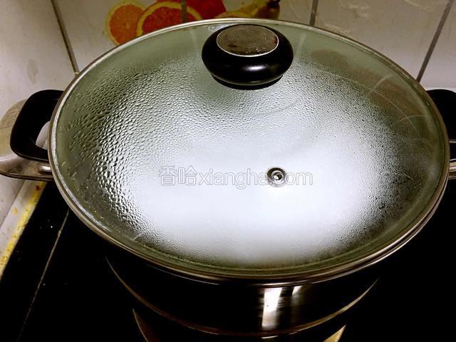 把碗放在蒸锅上，盖个盘子蒸10分钟后关火，在焖5分钟。