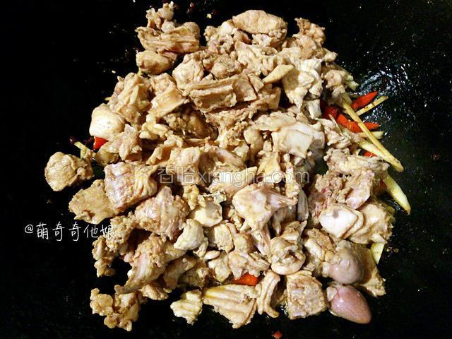 辣椒仔姜铺开，把兔肉倒在上面。