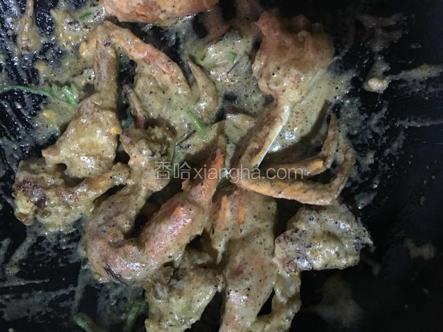 把蛋黄糊倒入焖好的蟹里，加入葱，翻炒均匀即可