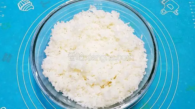珍珠米饭趁热加入寿司醋拌匀，放凉备用