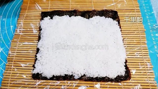 放上米饭铺平，前端lcm处留白不铺米饭