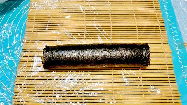 利用寿司席向前提起卷起来
