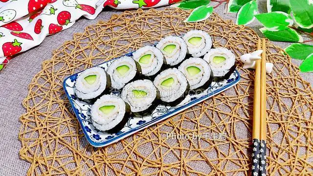 装盘子上餐桌享用