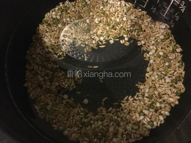 把米淘洗干净，放入电饭煲，水量随意，喜欢喝稠的少放水，喜欢喝稀粥就多放水。