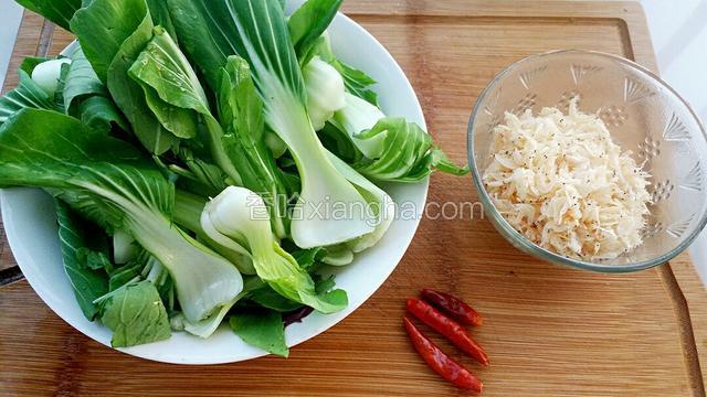 准备好食材，把油菜洗净控干水分。