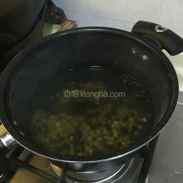 红豆薏米清洗干净，锅中先放入少量的水，放入薏米红豆，大火煮开，焖煮至汤汁变少，再次加入少量清水，煮沸