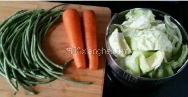 把豆浆，胡萝卜，圆白菜洗干净晾干水分。