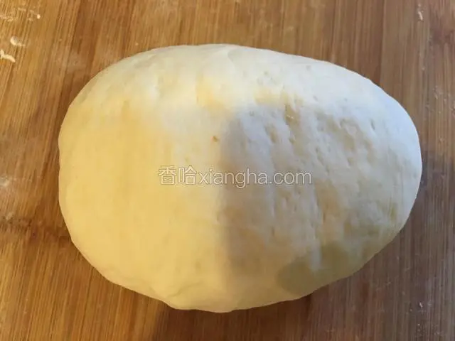 面板撒薄粉，取出面团排气。