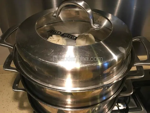 蒸锅放凉水，蒸屉放入蒸锅醒20分钟后开火，水开后真好15分钟即可，焖3分钟即可。