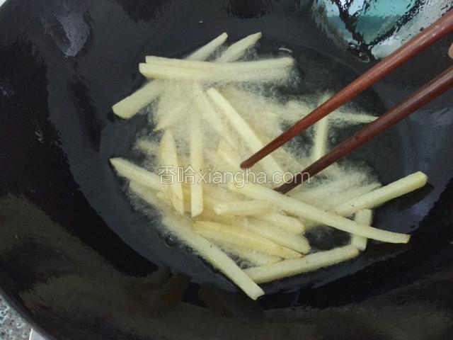 炸的过程中用筷子不停的拨动薯条；