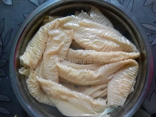 蛋白肉提前用温水浸泡透至发软，
