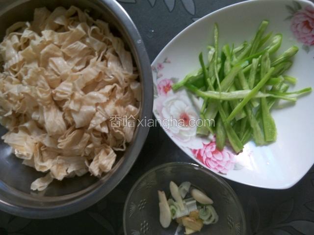 青椒洗净切成丝，蛋白肉切丝，(根据喜欢随意切都行)葱切小段，姜蒜切片