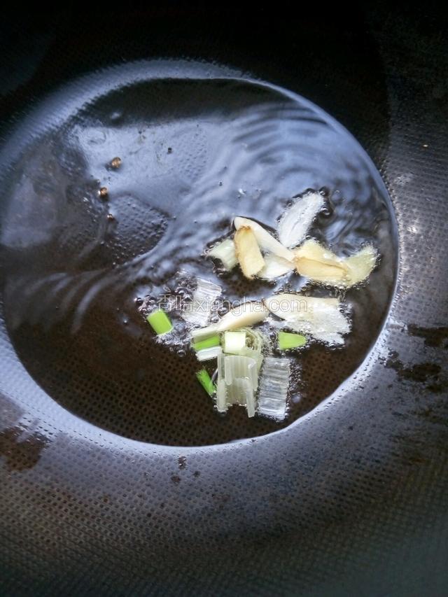 热锅凉油放入葱姜蒜爆香，