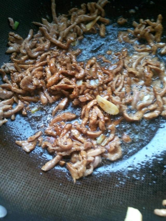 倒入肉丝划散炒制八成熟，放入适量生抽，老抽翻炒上色
