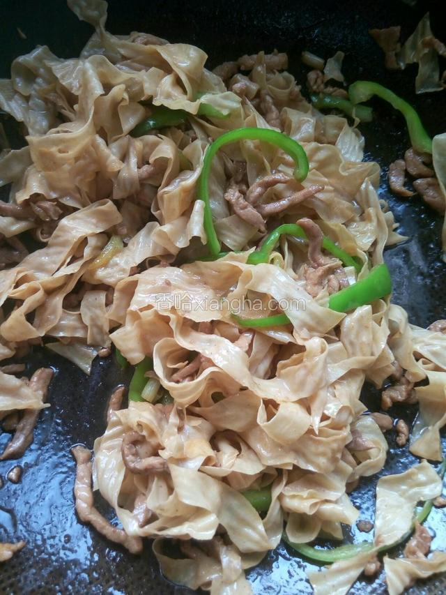倒入蛋白肉翻炒均匀，最后放入青椒翻炒发软，加入适量盐，鸡精调味即可