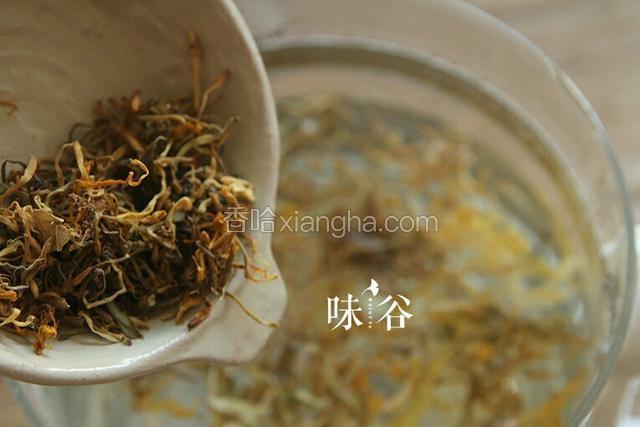 把金银花放进养生壶里，按花茶键煮20分钟左右。