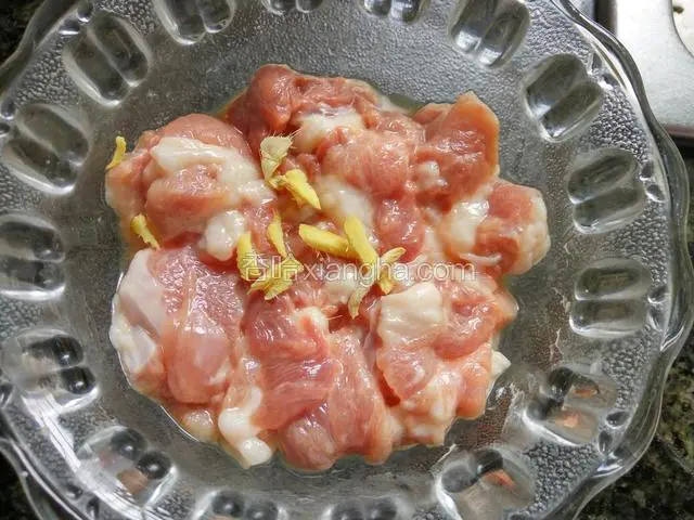 肉切片肥瘦肉分开，瘦肉放入生粉，姜丝，料酒腌制片刻