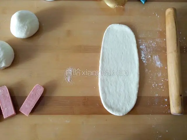 取一份松弛好的面团擀开，呈牛舌状