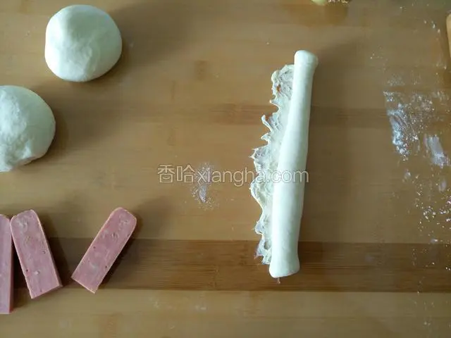 纵向卷好 边缘抿薄，方便整形