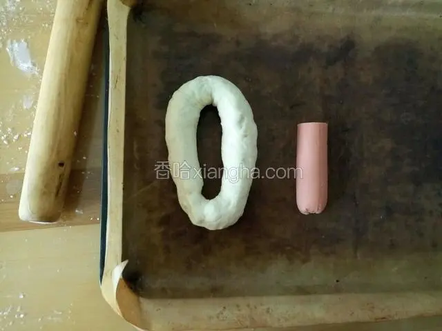 卷好后两头捏紧，成一个o型