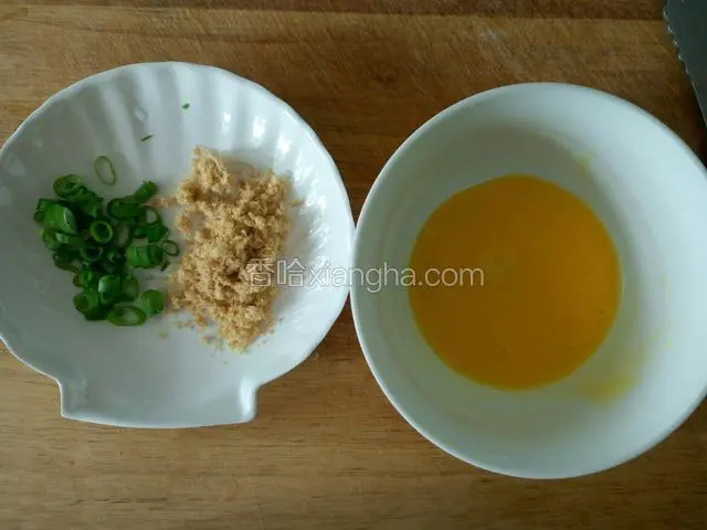 准备好肉松，小葱花和鸡蛋液
